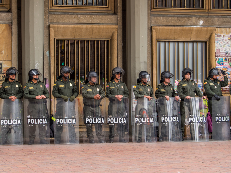 Policja podczas podróży do Bogoty pilnująca porządku z okazji Dnia Pracy