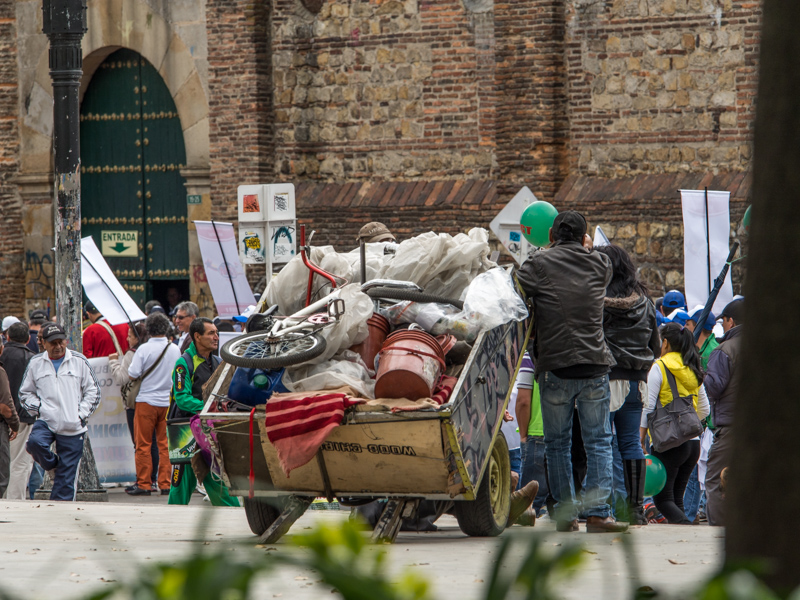 Panowie pchający swój dobytek na wózku, podróż Bogota