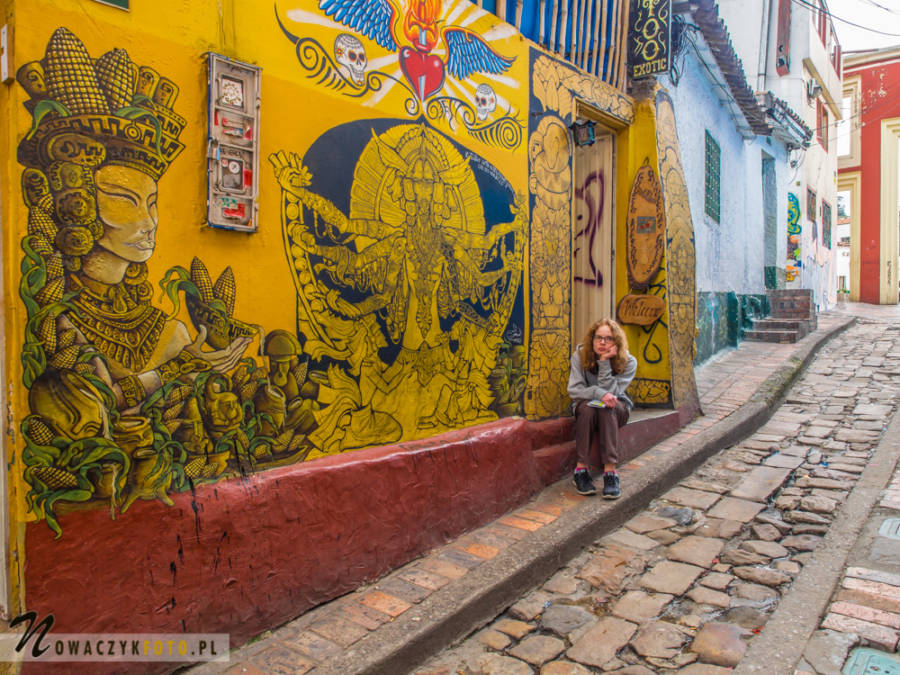 Bogota. Uliczka ozdobiona kolorowym graffiti