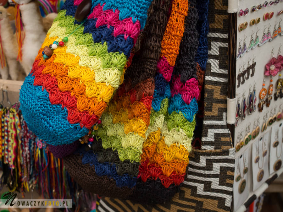 Kolorowe torby podczas wycieczki na Targ w Bogocie, Kolumbia