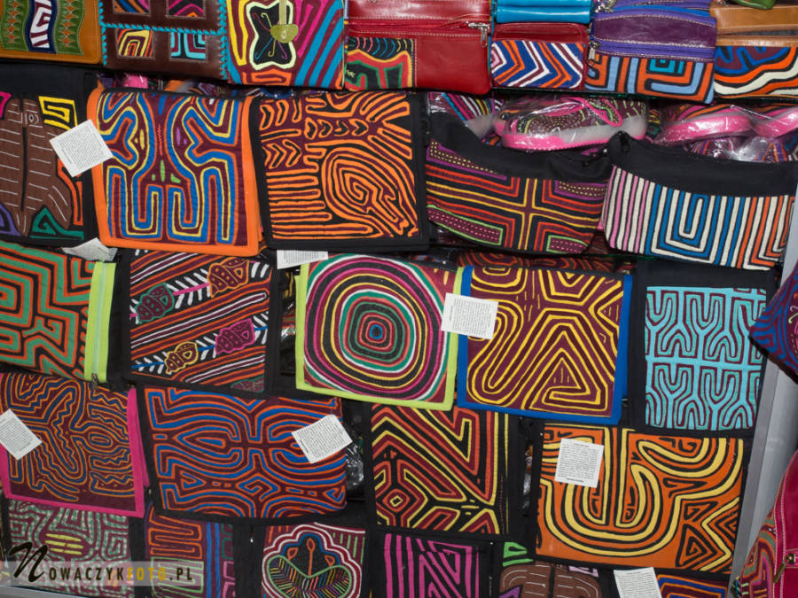 Kolorowe portfele podczas wycieczki na Targ w Bogocie, Kolumbia
