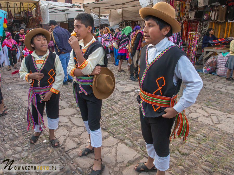 Peruwiańskie dzieci w tradycyjnych strojach