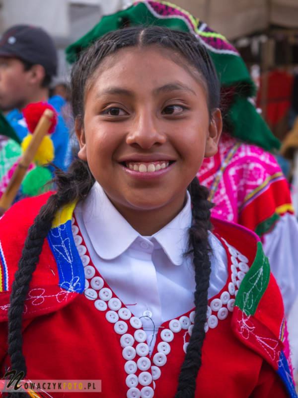 Peruwiańska dziewczynka w tradycyjnym stroju