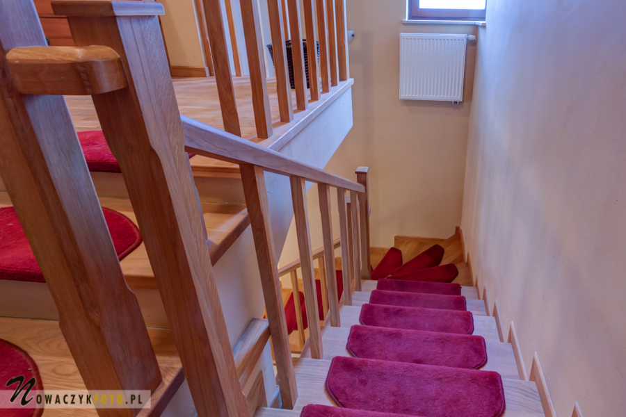 zdjęcie domu - schody pokryte czerwonym dywanem