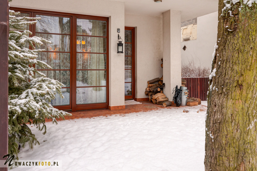 zdjęcie domu z zewnętrz w zimę