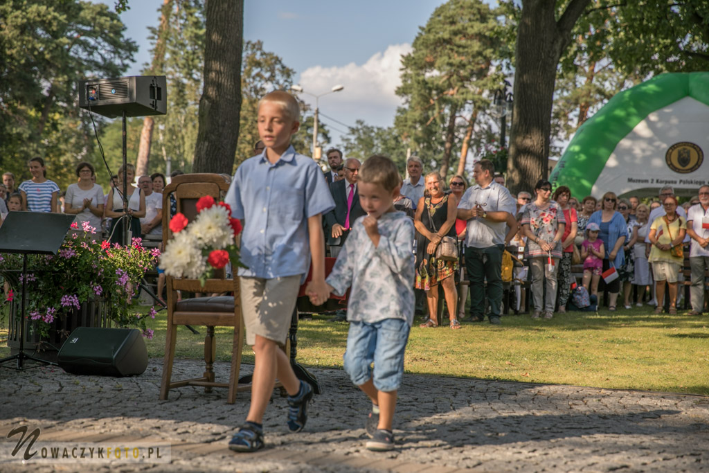 Dzieci składają wieniec pod pomnikiem Łączniczek AK w Józefowie