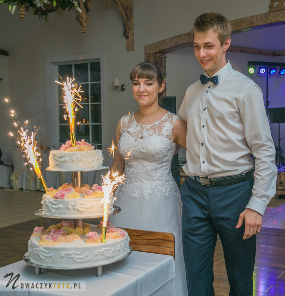 Zdjęcie weselne Klaudyny i Adama z tortem w Otwocku