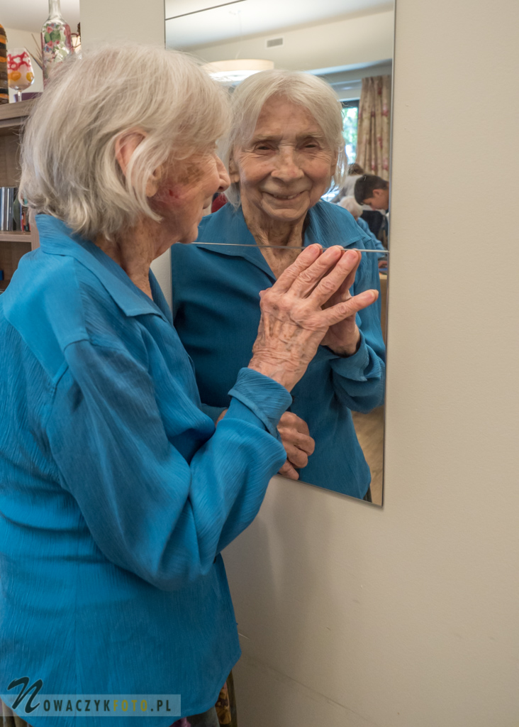 Starsza kobieta przygląda się w lustrze