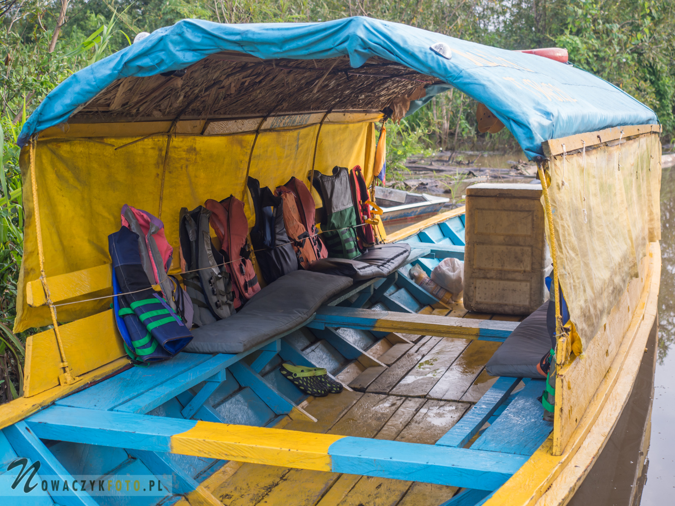 Drewniana łódź do pływania po dżungli amazońskiej