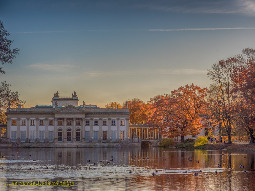 Pałac na wodzie w Łazienkach Królewskich, obok jesienne drzewa
