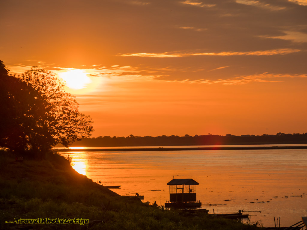 Zachód słońca na Amazonce i domek w tle