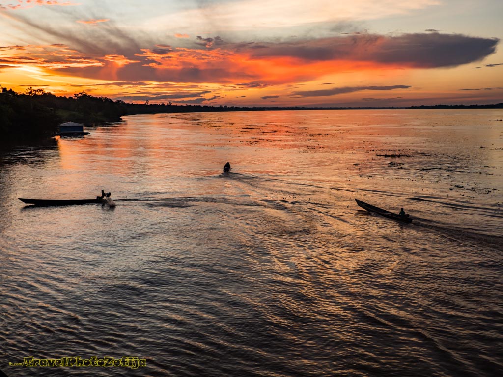 Zdjęcie panoramy rzeki Amazonki podczas zachodu słońca