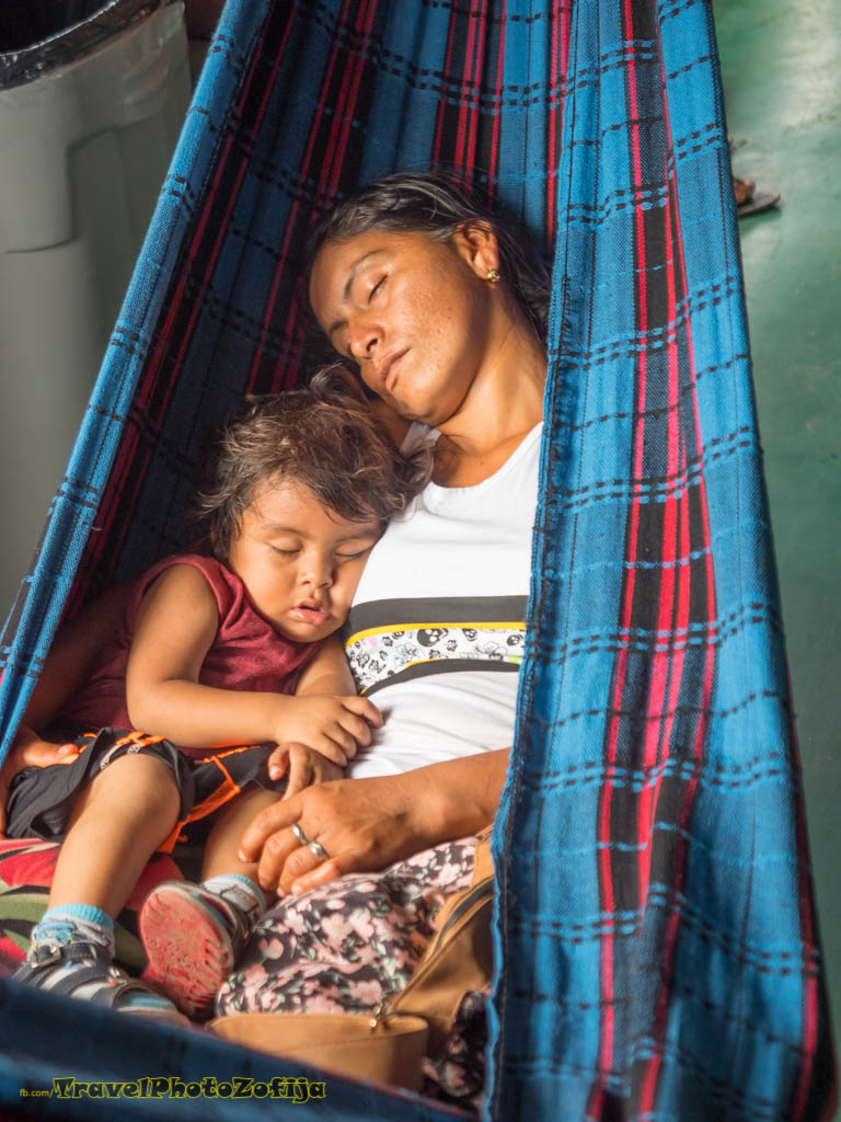 Matka z córką śpią na hamaku