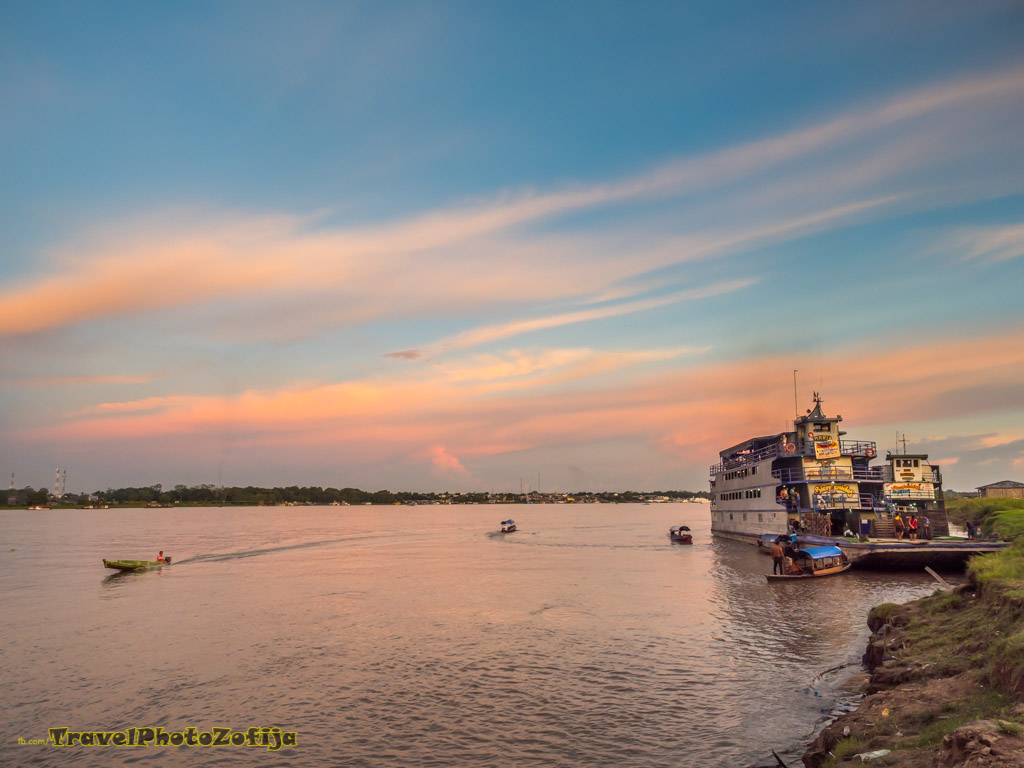 Zachód słońca na Amazonce i wielka łódź w porcie