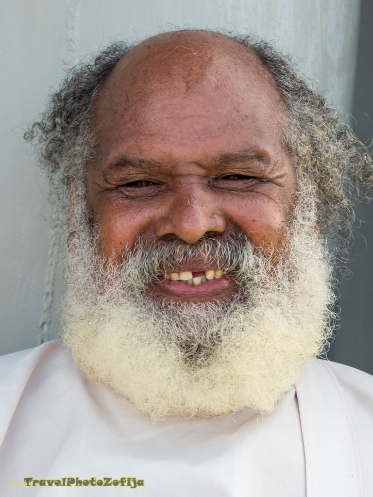 Zdjęcie uśmiechniętego mężczyzny z gęstą białą brodą